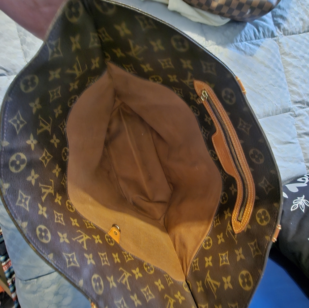 Louis Vuitton - Picture 2 of 2
